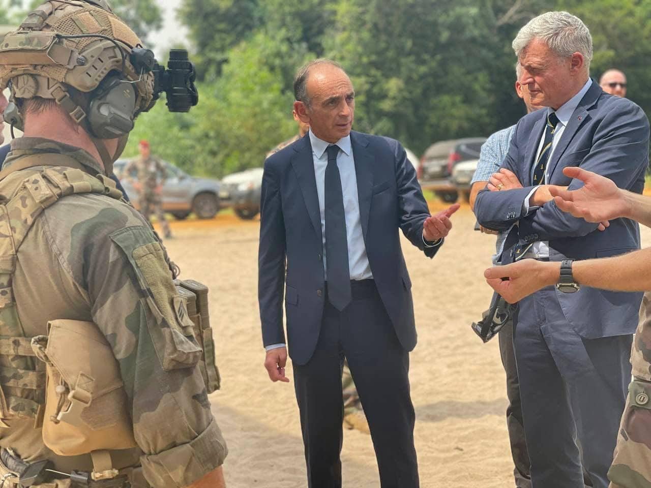 Images d’Eric Zemmour avec les soldats Français à Abidjan : ça pose problème !