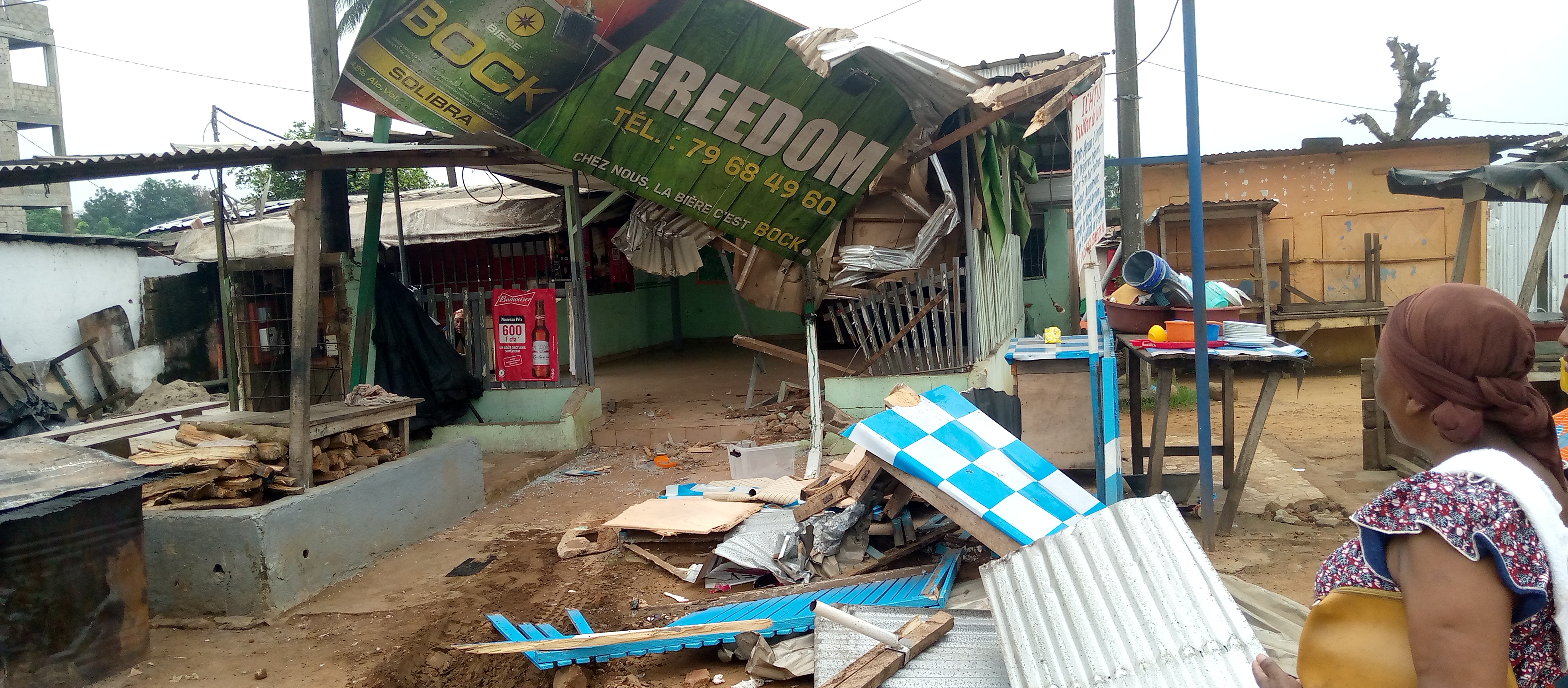 Dabou/ Un camion à contener termine sa course dans un maquis et fait des blessés graves.