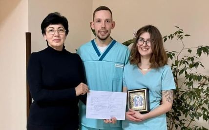 Sous le feu des bombardements Russes, une infirmière et un volontaire se marient à Kiev