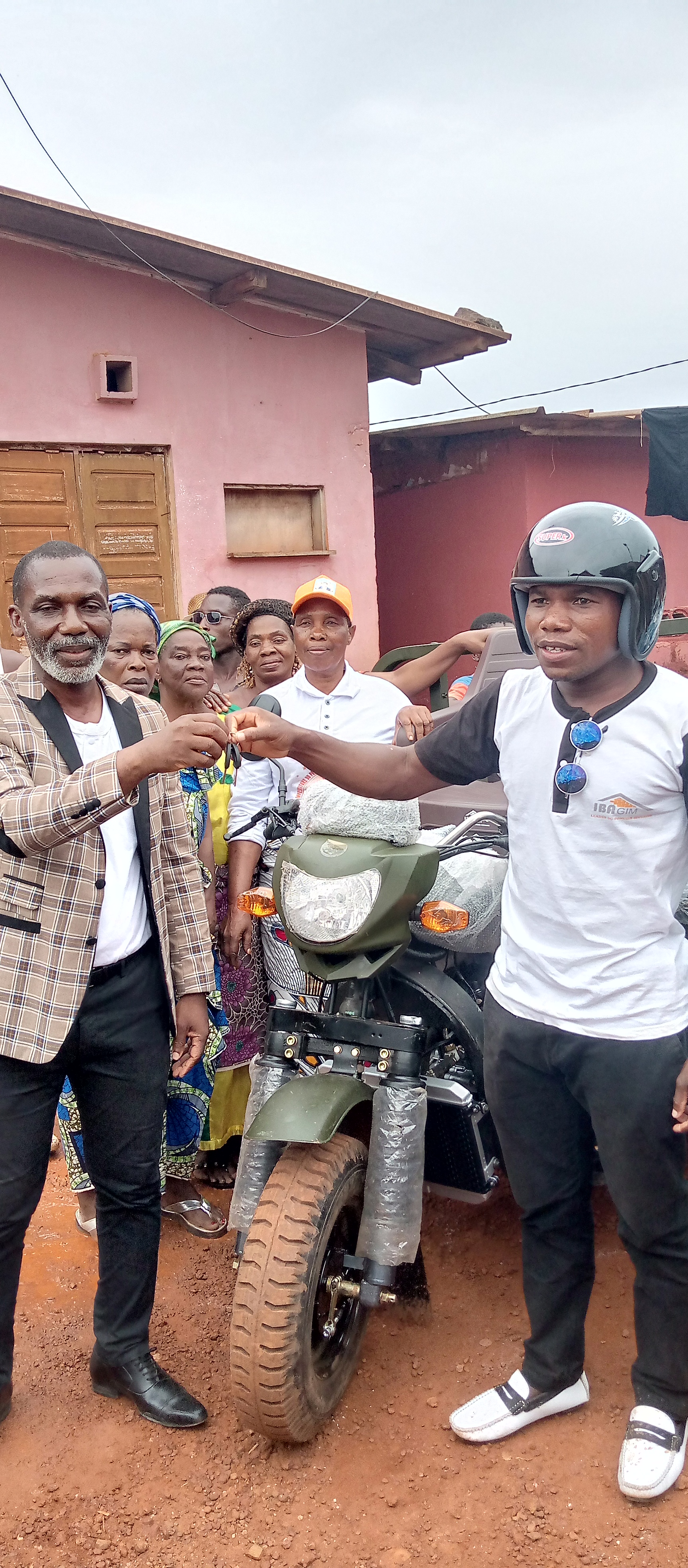 La société Ibagim offre des matériels agricoles, des chaises, un tricycle et finance des permis de c