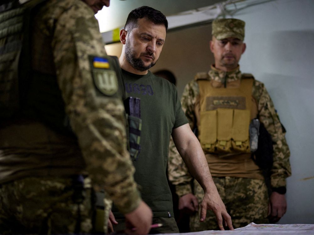 Zelensky sur la ligne de front/un officier Australien suppute : ‘’Poutine n’acceptera pas de visiter