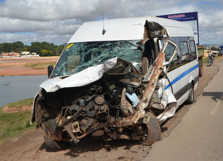 Un mini car évite une citerne et s'écrase dans les ravins/ 3 morts et 30 blessés.