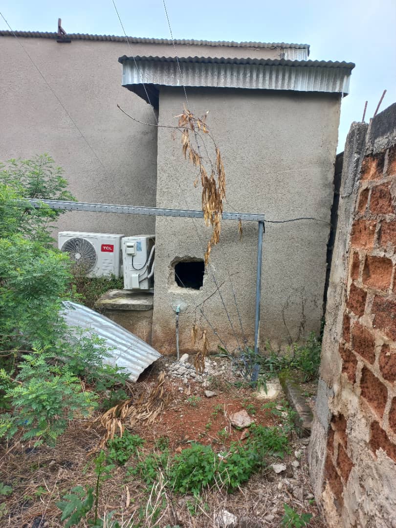 Des bandits font un trou dans le WC et emportent le coffre- fort d'une société : deux suspects éping