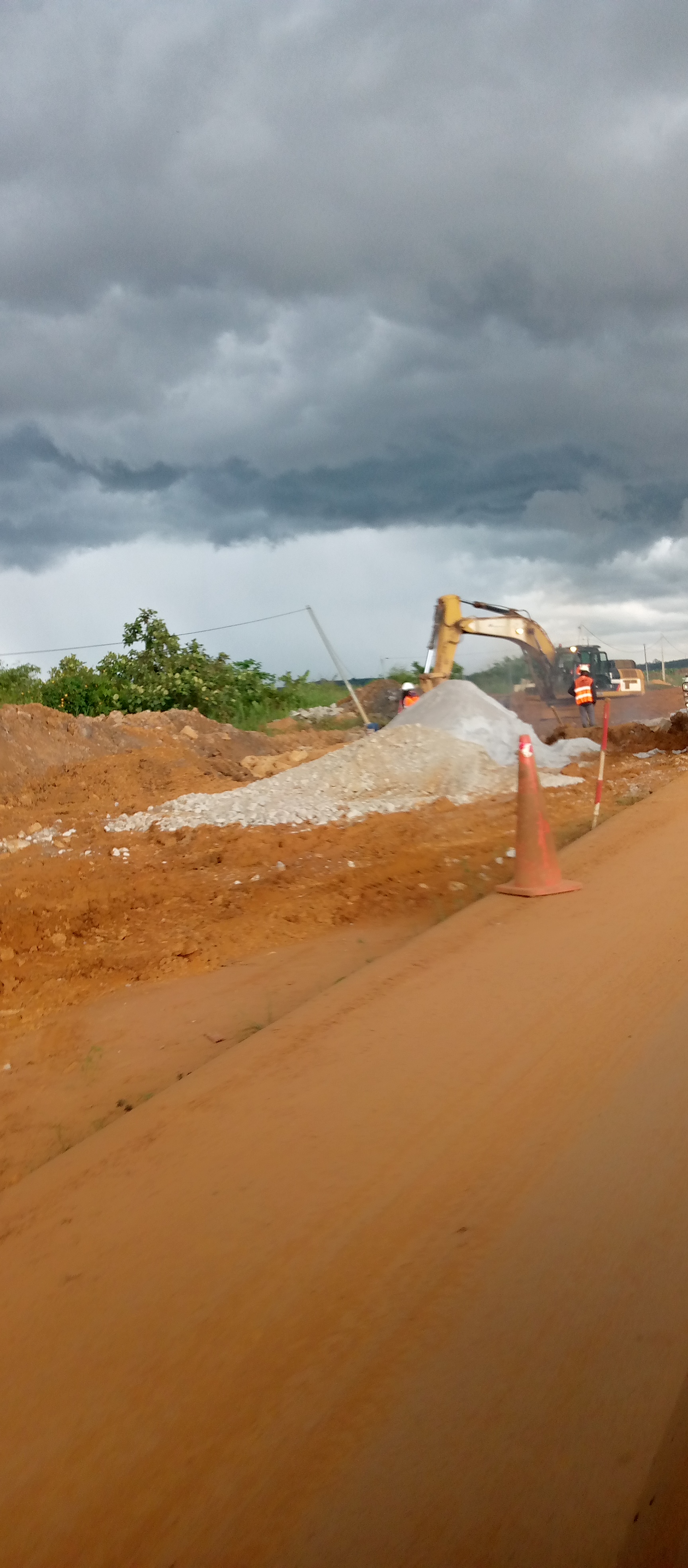La rivière Agnéby sort de son lit/ Les travaux d'élargisseme
