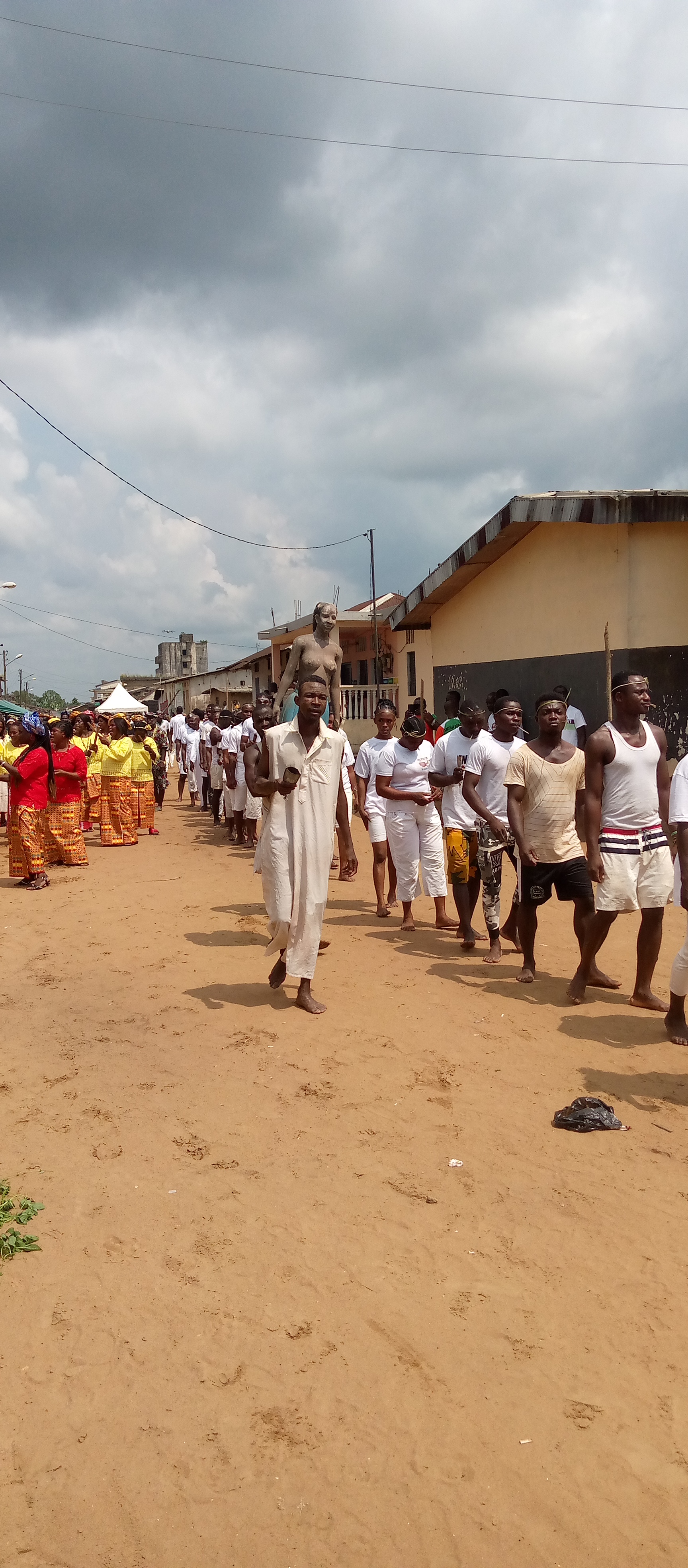 Fête initiatique du Low à Lopou (Dabou)/ La génération N'Djrouman tend une machette à ses filleuls