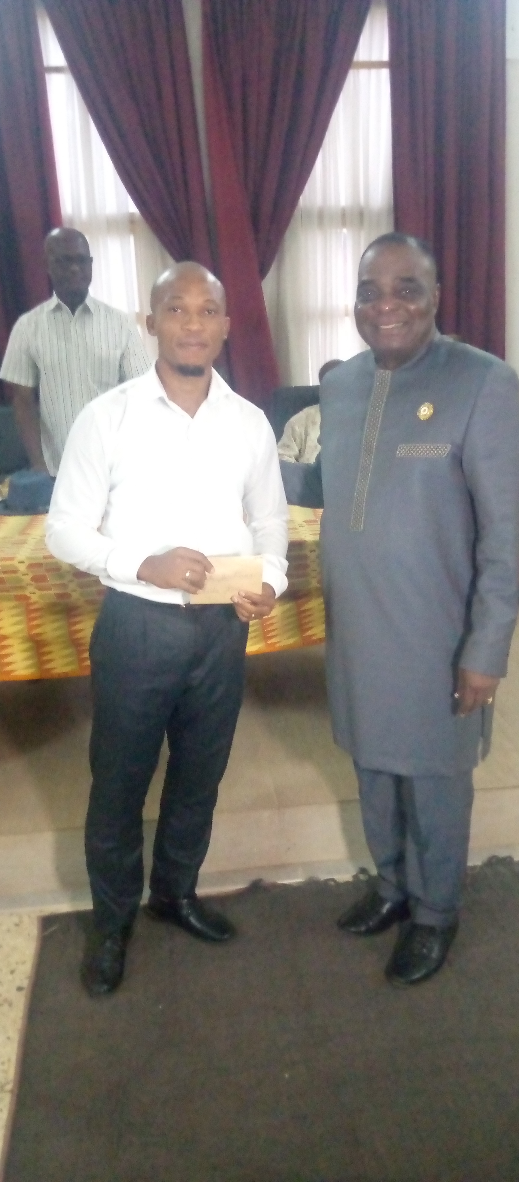 Sport/ Le maire de Dabou distribue 7 millions de FCFA aux at