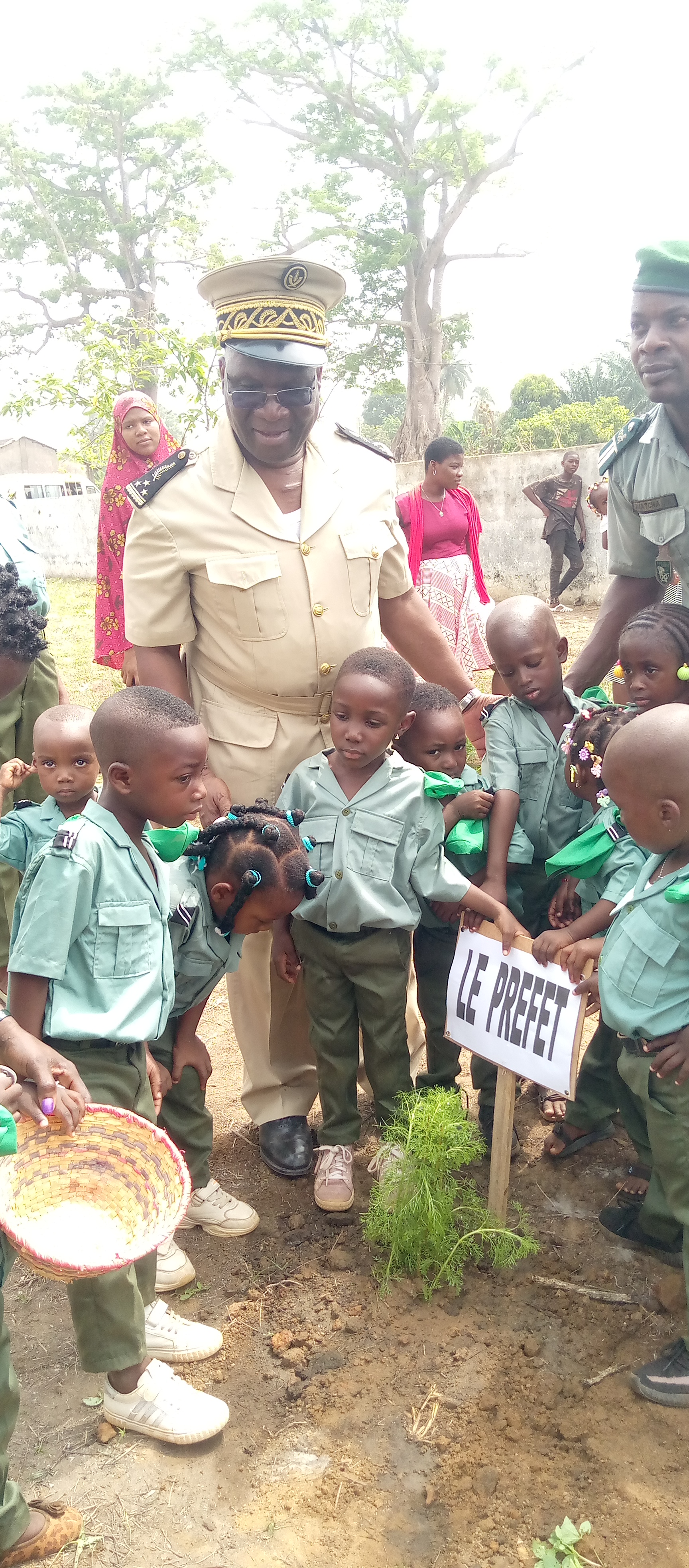 Les tout-petits d'une école maternelle au secours du Fort Faidherbe et de la préfecture de Dabou