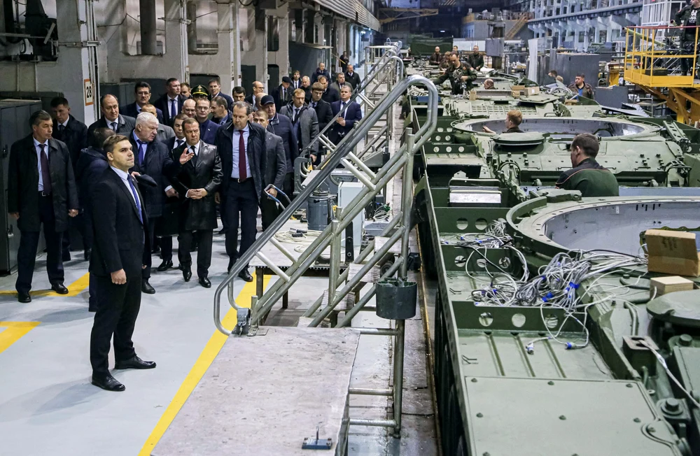 Russie-Ukraine/ Medvedev salue la production d’armes de la Russie : « Nous introduisons les dernière