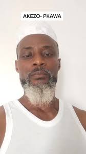 L'artiste Akézo mort en 2003/ Sa tombe envahie par les haut