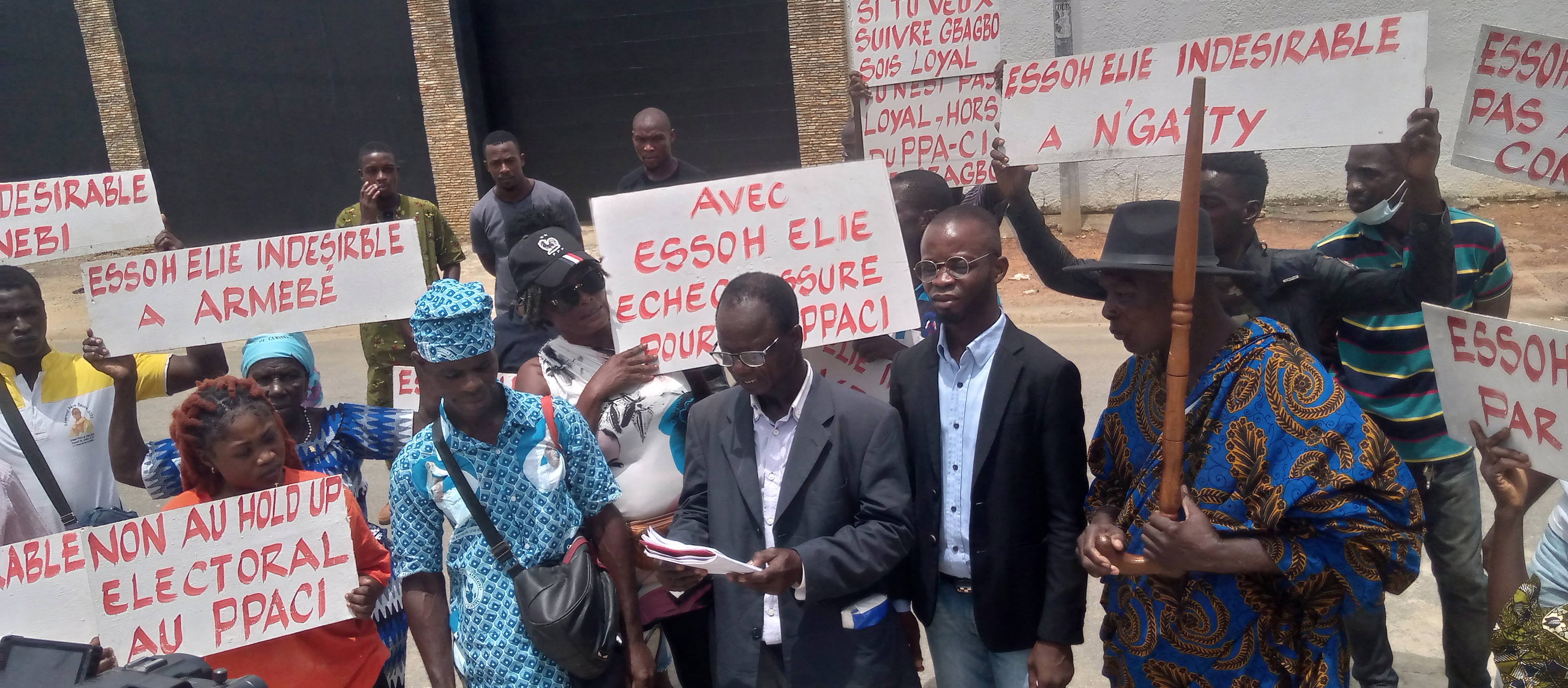 Des militants protestent contre le choix d'un candidat du P