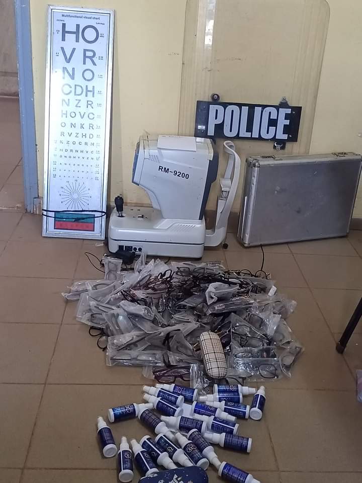 Ils se faisaient passer pour des ophtalmologues/ Un pasteur