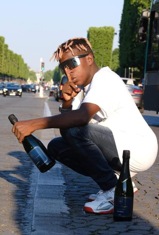 DJ Congélateur sur les champs Élysée à Paris, en France.