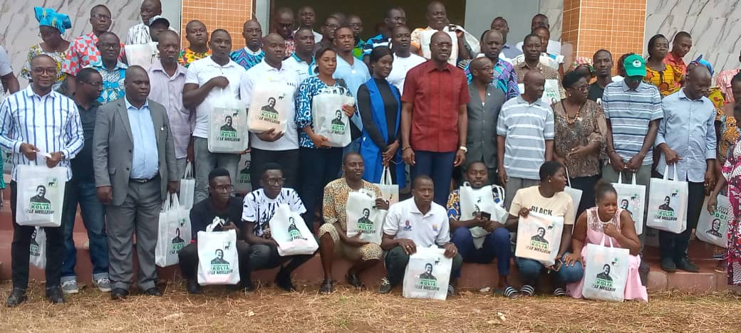Daoukro/Le président du conseil régional remet 150 kits scolaires à ses collaborateurs et aux journa