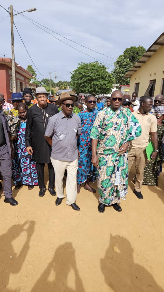 CAN 2023/En visite dans un village de Dabou, le ministre Metch Silas demande le soutien du Léboutou