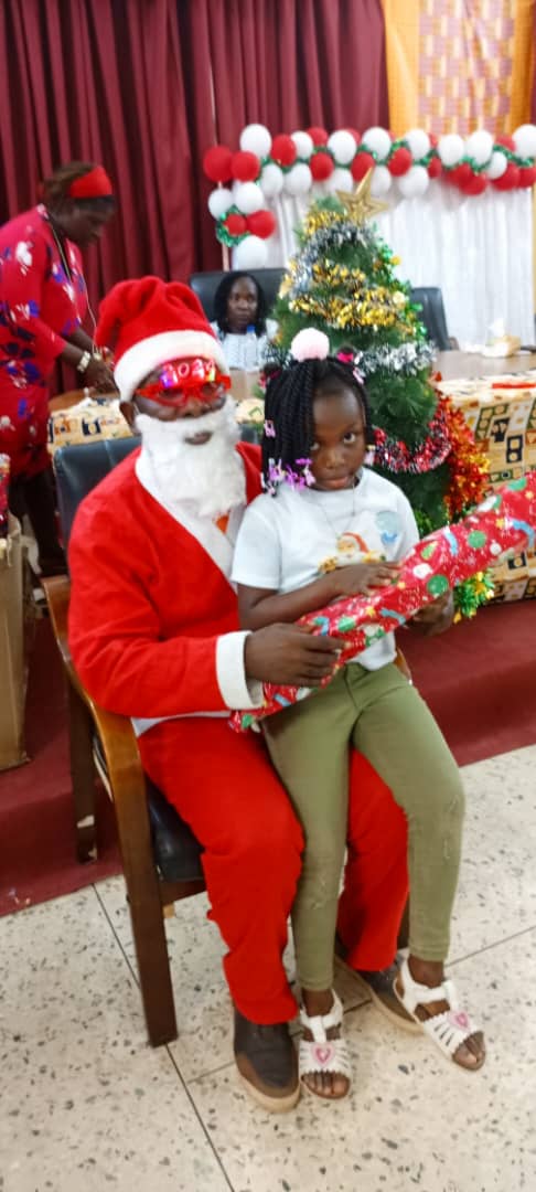Dabou/ Les agents de Radio Léboutou offrent un arbre de Noël aux enfants des auditeurs.