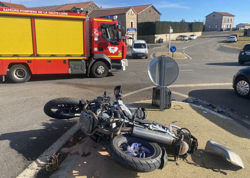 Week-end pascal/ Un camion projette 2 motocyclistes : Un mort et un blessé grave.