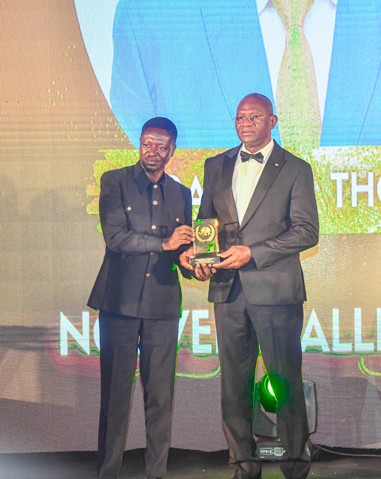 25 ème édition de la nuit des Ebony/Le meilleur journaliste sportif honoré par le minstre Metch Sil