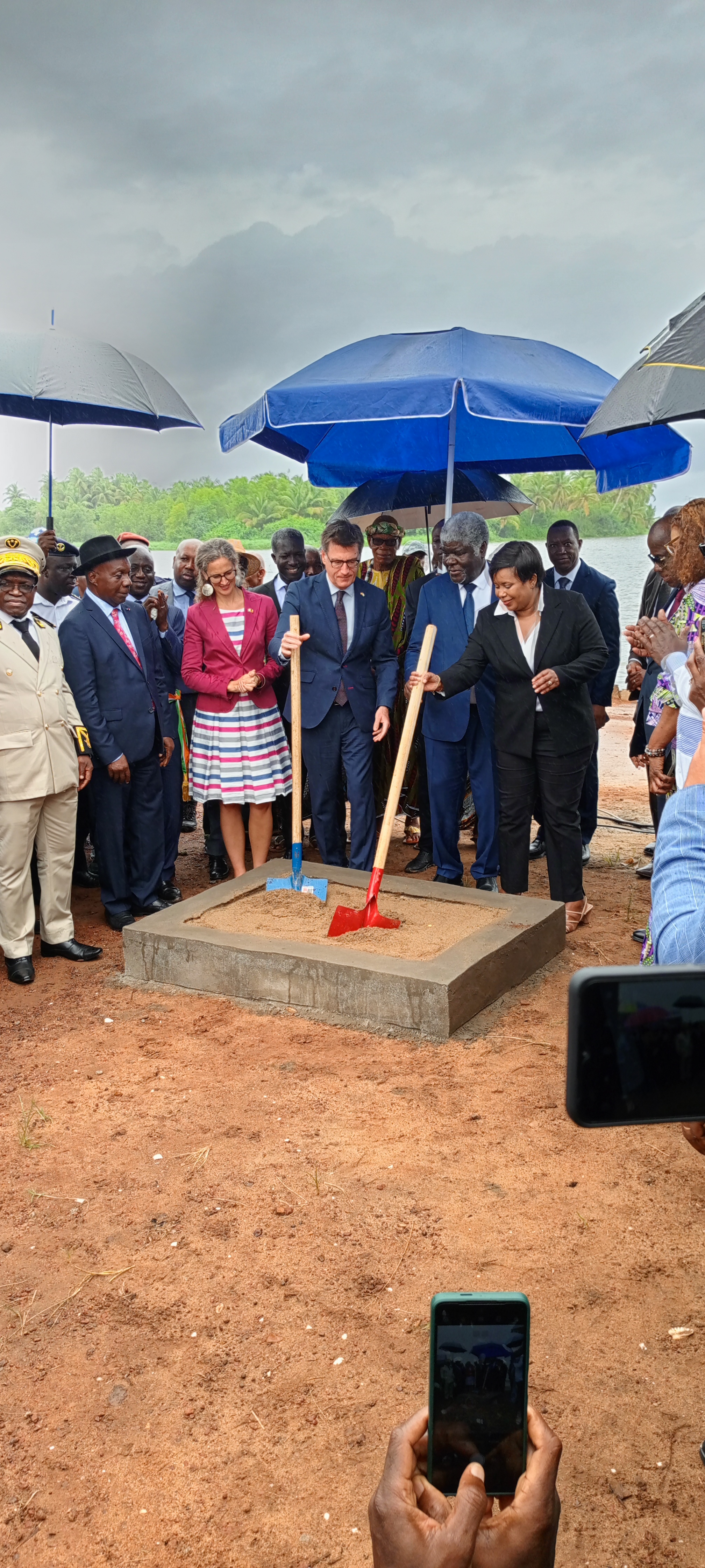 Construction de l'ouvrage de stabilisation du cordon sableux de Lahou-Kpanda/Le premier ministre Beu