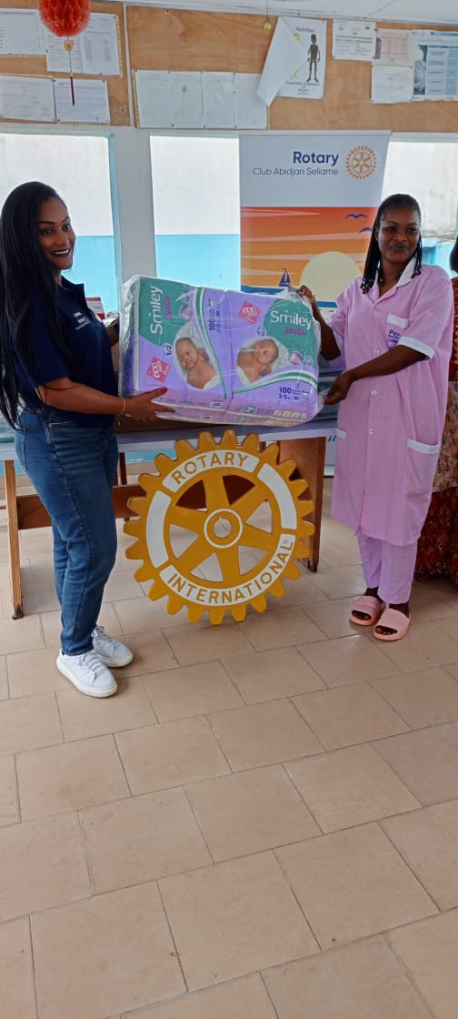 Bienfaisance/ Rotary Séliame offre une couveuse et des lots
