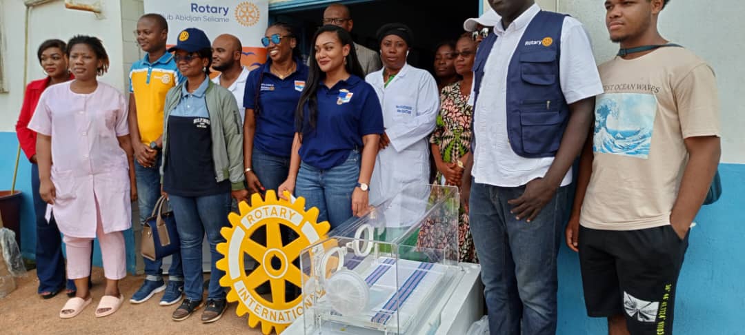 Bienfaisance/ Rotary Séliame offre une couveuse et des lots