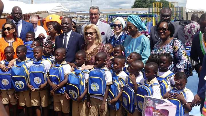 Bouaké/ La première dame offre 15000 kits scolaires et des é