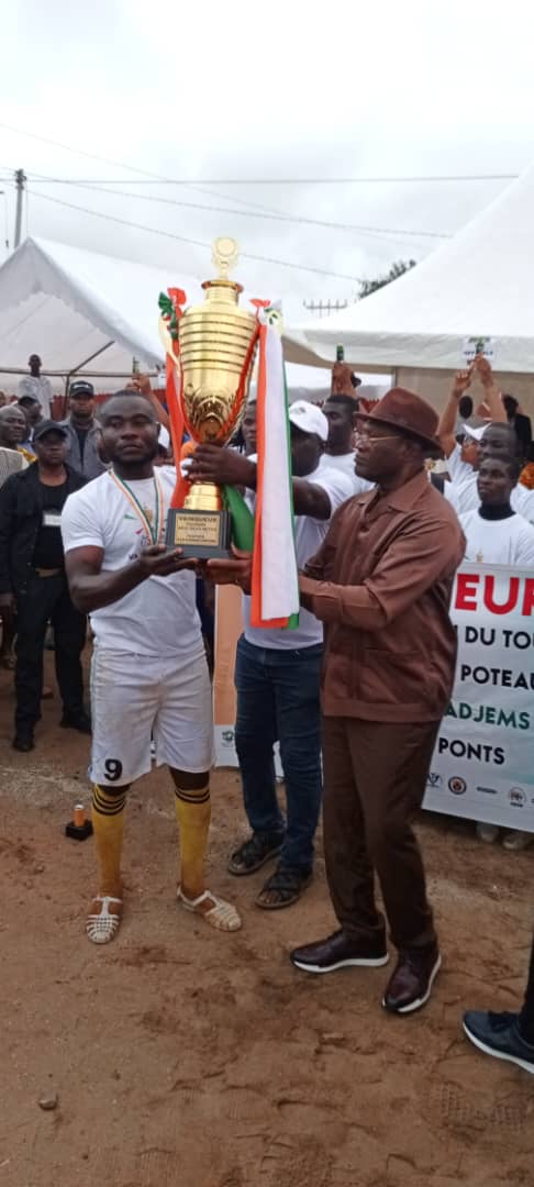 Dabou /Vieil Aklodj enlève le trophée Alassane Ouattara. du tournoi Adjems/Le ministre Adjé Silas fa