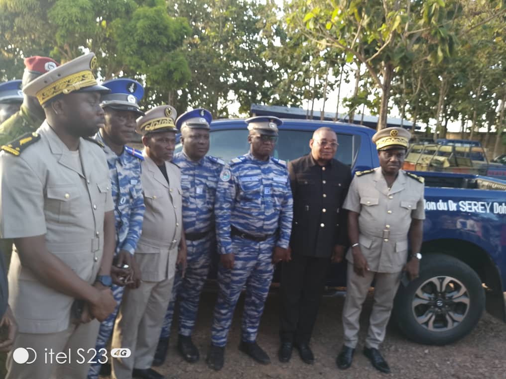 Bangolo / Le ministre Sérey Doh offre un véhicule à la brigade de gendarmerie.