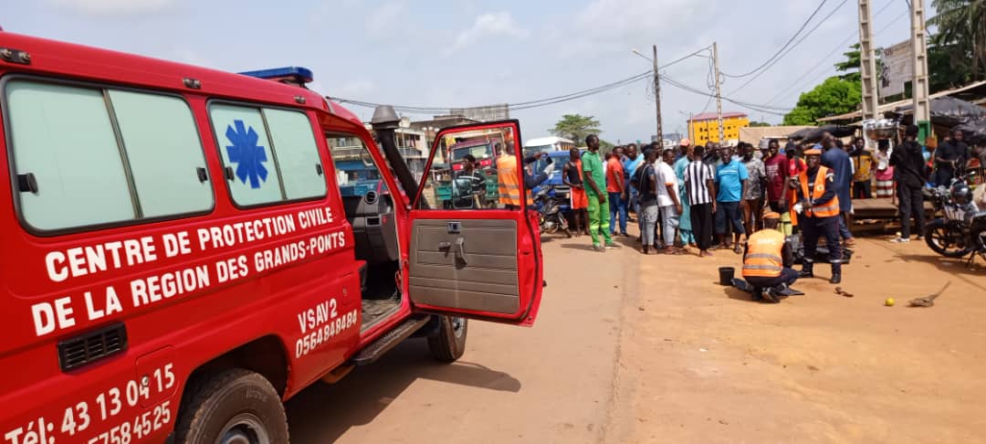 Un camion de vidange rentre dans la foule/ Un commerçant écr