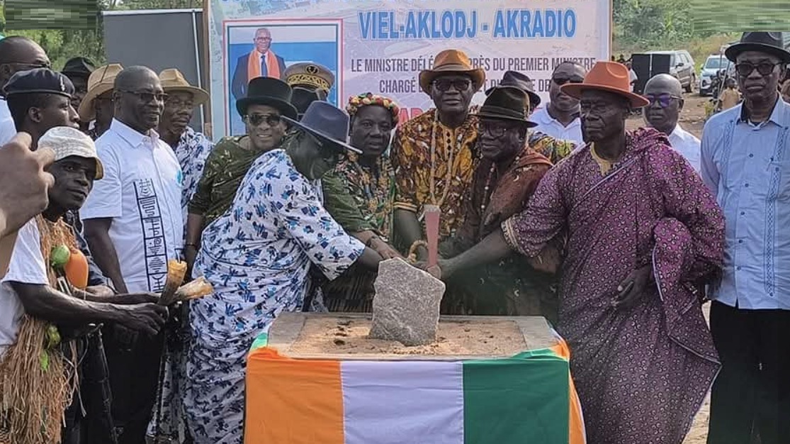 Dabou/ À la pose de la 1 ère pierre de leur complexe sportif/ Les villages d'Akradio et Vieil Aklod