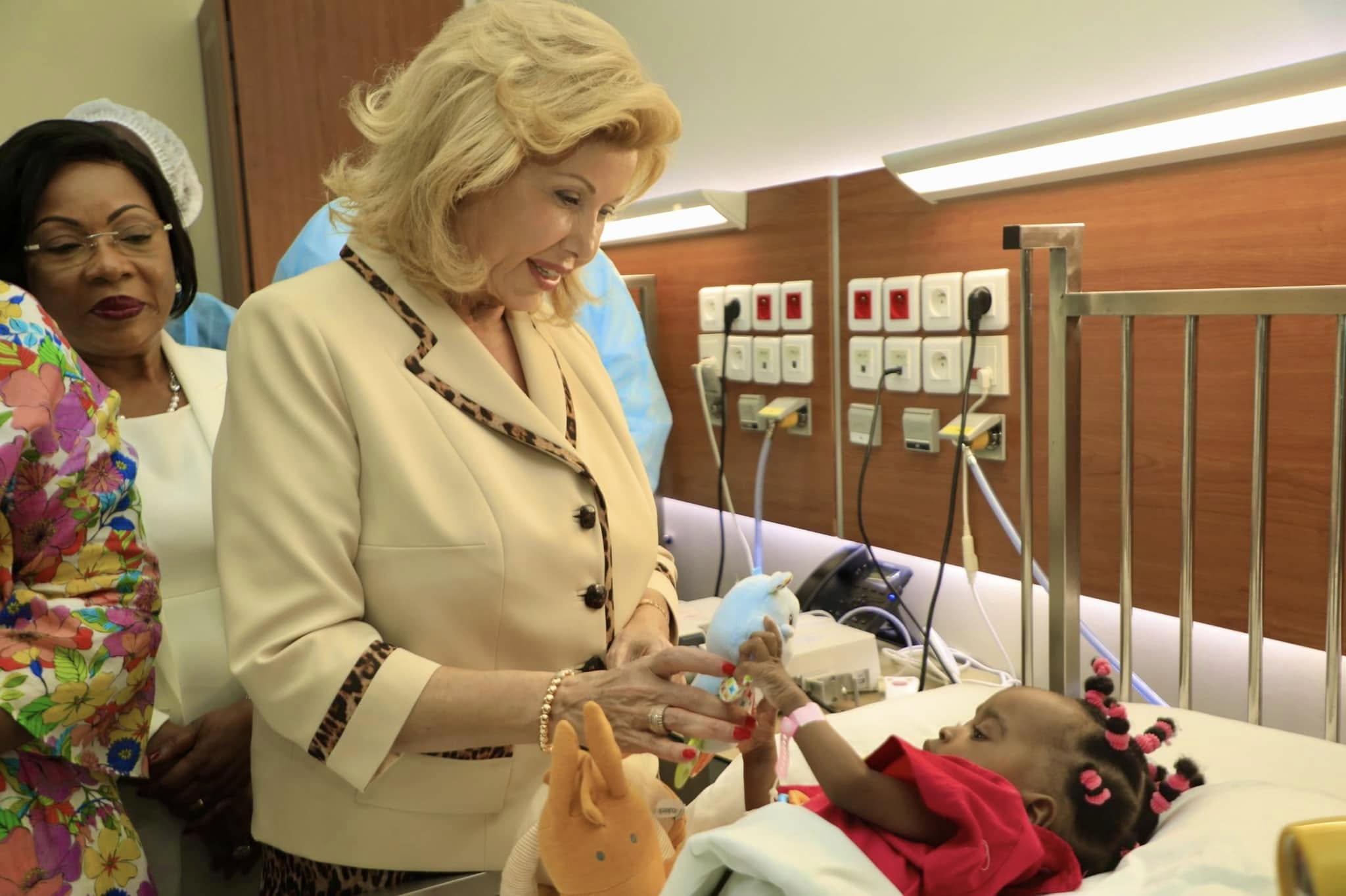 Dominique Ouattara salue la réussite de l’opération des siamoises à l’Hôpital Mère-Enfant de Bingerv
