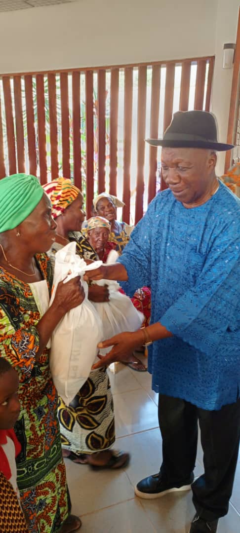 Dabou/ Le ministre gouverneur du District des Lagunes offre 3500 kits aux veuves et handicapées.