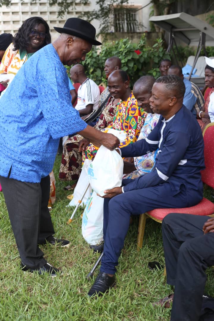 Dabou/ Le ministre gouverneur du District des Lagunes offre