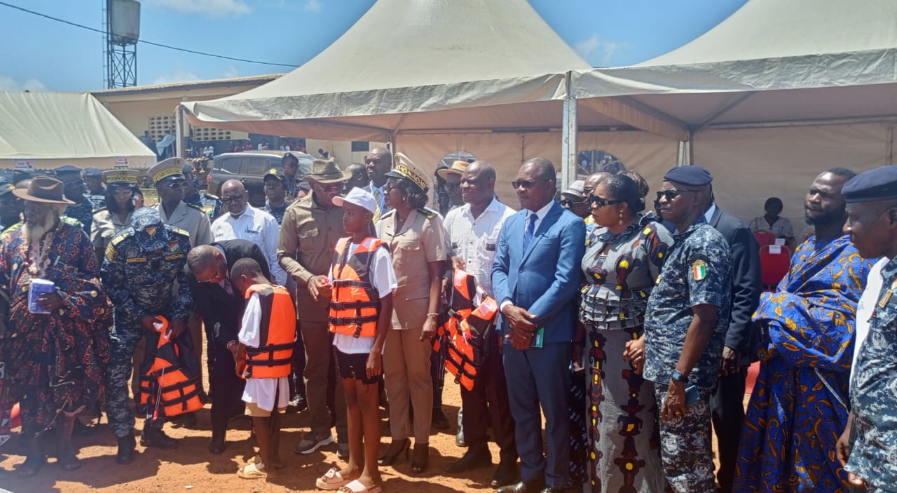 Dabou/ Tragédie de Tiaha/ Le ministre Serey Doh remet un imp