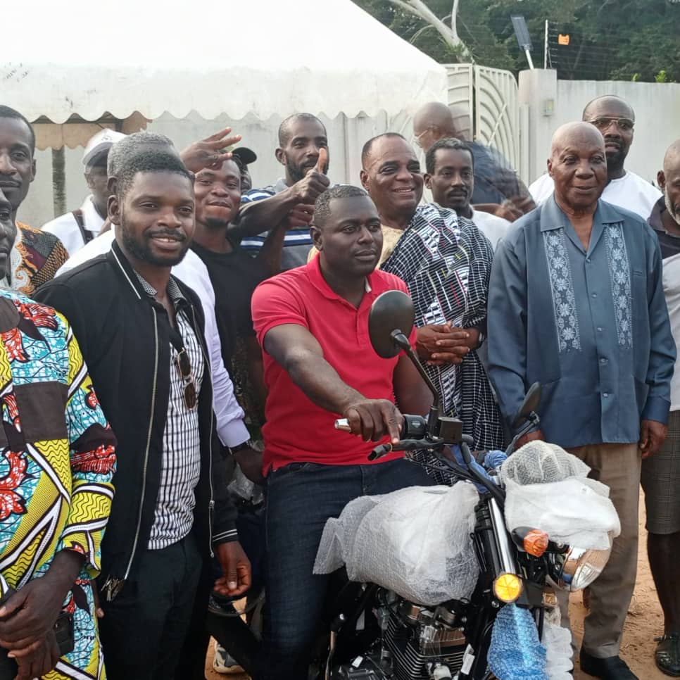 Dabou/Présidentielle 2025/ Le ministre gouverneur Vincent Lohoues remet une moto à la jeunesse commu