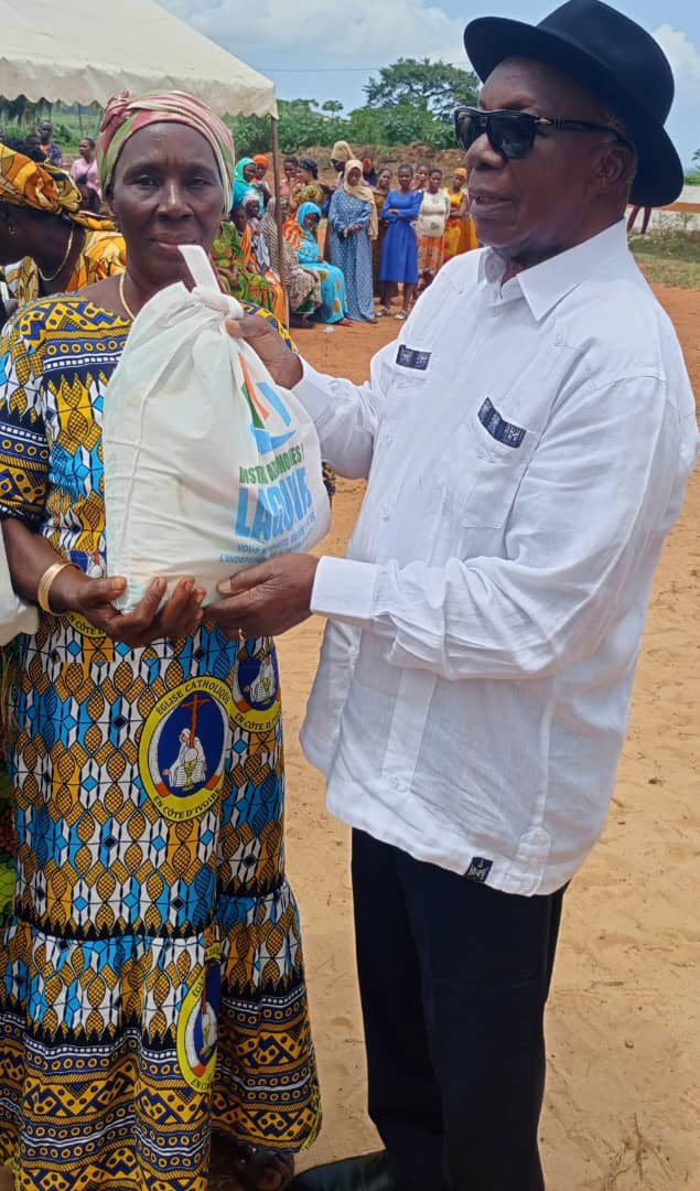 Dabou/ Célébration des 65 ans de l'indépendance/ Le ministre gouverneur offre 950 kits alimentaires