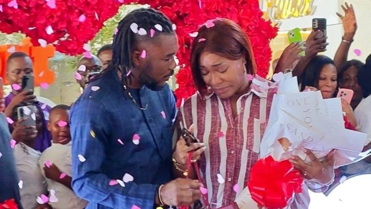 Serey Dié se met à genoux à l'aéroport FHB : la demande en mariage qui fait fondre tout Abidjan