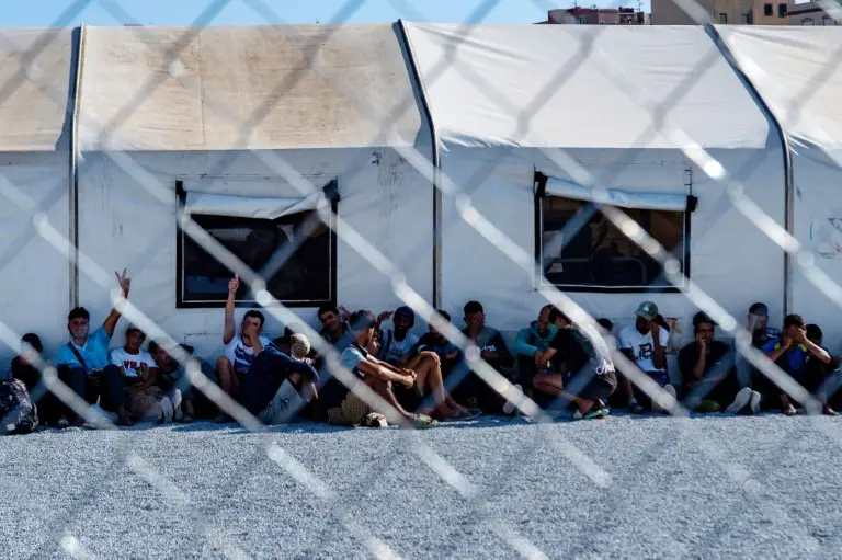 À Ceuta, l'Espagne transfère des milliers de migrants des plages vers un camp portuaire