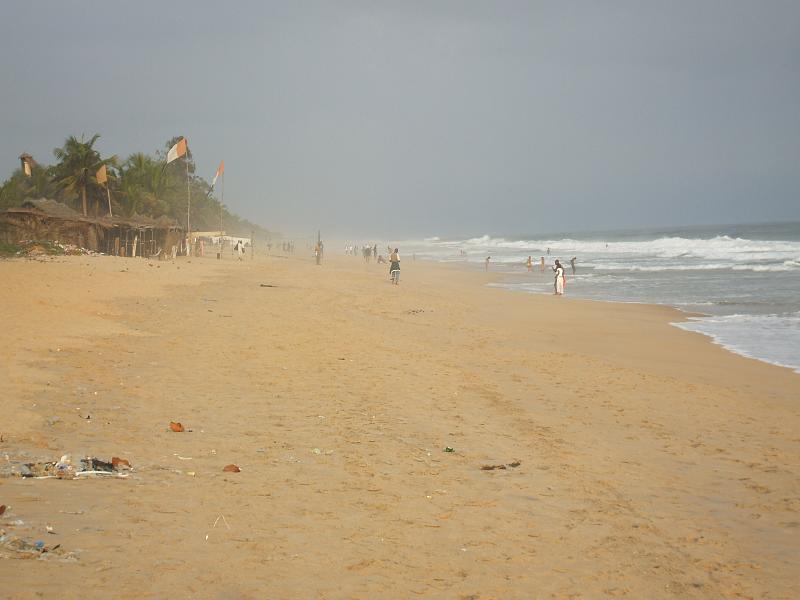 Plage de Grand-Bassam, sur le littoral ivoirien, l'un des sites touristiques les plus fréquentés du pays