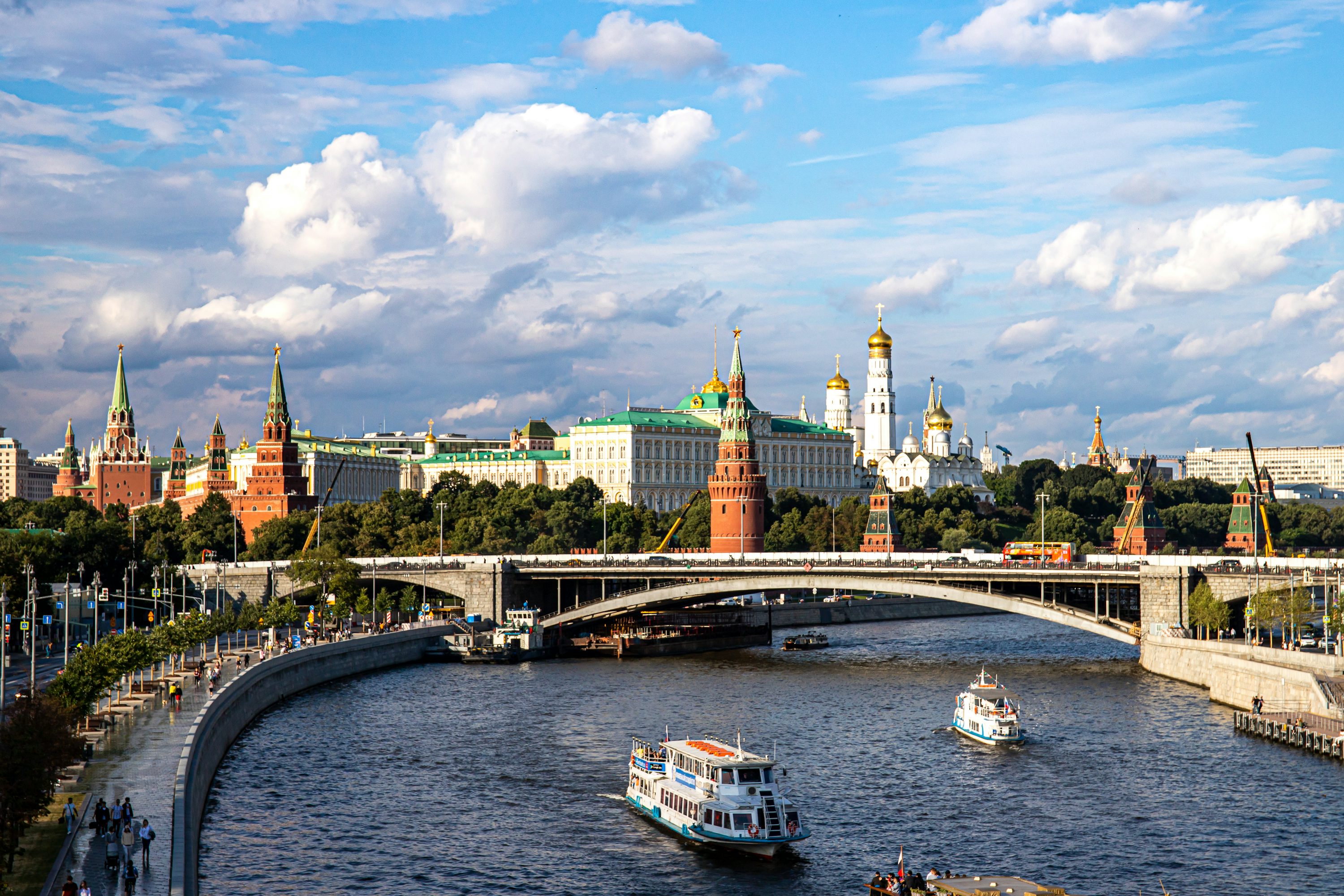 Le Kremlin de Moscou vu depuis la rivière Moskova